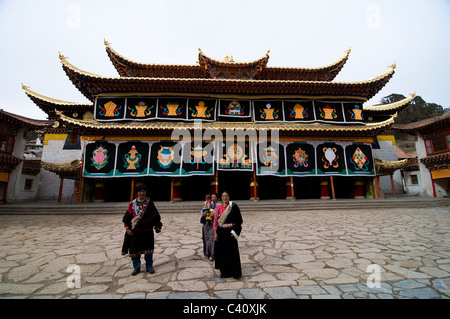 Pèlerins tibétains de la province de Qinghai visite d'un beau temple tibétain de Langmusi. Banque D'Images