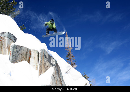 Planchiste exécute un saut à ski de Brighton dans les montagnes Wasatch. Salt Lake City, Utah, United States, Amérique du Nord Banque D'Images