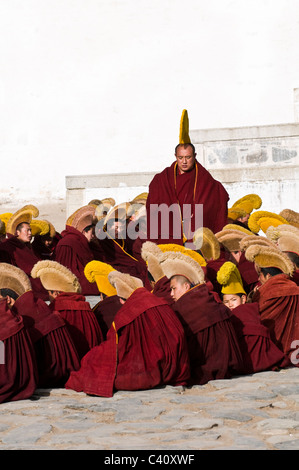 Moines bouddhistes tibétains durant une cérémonie religieuse dans le monastère de Labrang à Xiahe. Banque D'Images