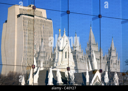 La réflexion de l'Assembly Hall et Temple de Salt Lake City avec le siège social pour l'Église de Jésus-Christ des Saints des Derniers Jours derrière. Banque D'Images