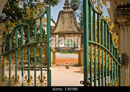 Les portes ouvriront à la pagode bouddhiste de Wat Bo à Siem Reap, Cambodge, Asie Banque D'Images