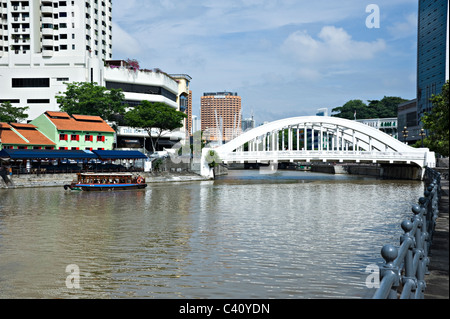 Pont Elgin traverse la rivière Singapour près de Riverwalk immeuble en copropriété près de South Boat Quay dans le centre de Singapour Asie Banque D'Images