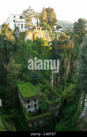 L'ancienne vallée des moulins (il Vallone dei Mulini) à Sorrento, une fois le site d'un moulin à farine, mais maintenant abandonnée et de la végétation. Banque D'Images