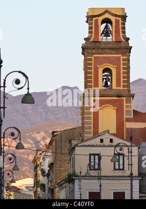 La fin de l'après-midi vers la Chiesa di San Michele à Sorrento avec les collines en arrière-plan Banque D'Images