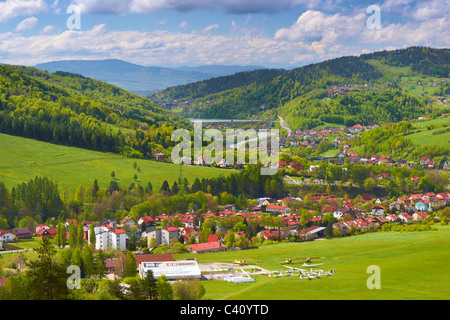 Vue depuis la montagne Zar à Miedzybrodzie Zywieckie, village de la région de Silésie, Pologne Banque D'Images