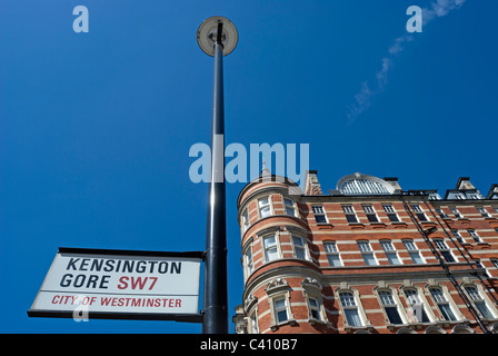 Enseigne de la rue kensington gore, Londres, Angleterre, avec Albert court apartments en arrière-plan Banque D'Images