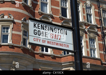 Enseigne de la rue kensington gore, Londres, Angleterre, avec Albert court apartments en arrière-plan Banque D'Images