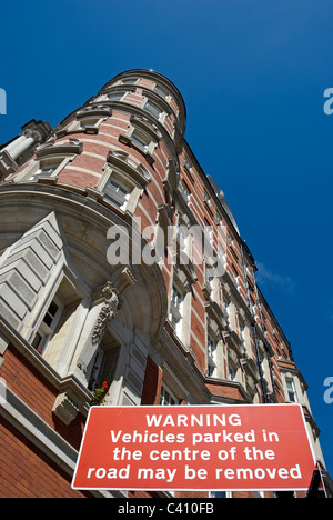 Parking Un panneau d'avertissement dans Kensington gore, Londres, Angleterre, avec Albert court apartments en arrière-plan Banque D'Images