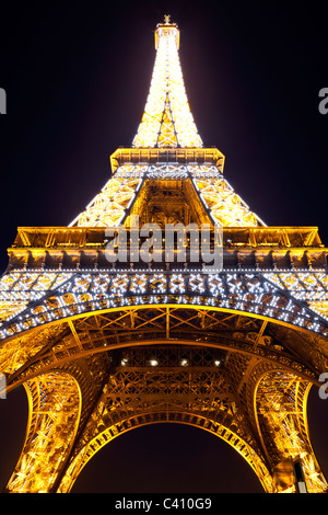 Tour Eiffel éclairées à la tombée de la nuit à Paris. Banque D'Images