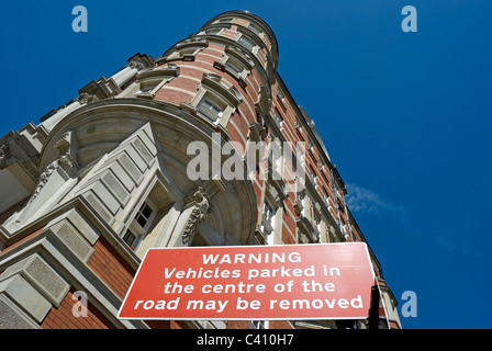 Parking Un panneau d'avertissement dans Kensington gore, Londres, Angleterre, avec Albert court apartments en arrière-plan Banque D'Images