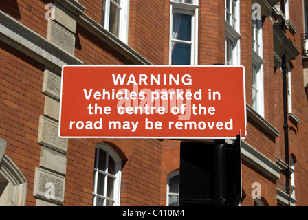 Parking Un panneau d'avertissement dans Kensington gore, Londres, Angleterre, avec Albert court apartments en arrière-plan Banque D'Images