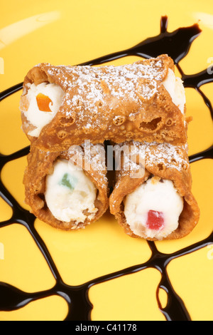 Close-up de mini original cannoli siciliens sur une plaque jaune. Banque D'Images