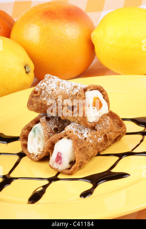 Close-up de mini original cannoli siciliens sur une plaque jaune. Banque D'Images