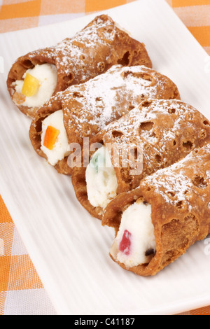 Close-up de mini original sur un cannoli siciliens plaque blanche. Banque D'Images