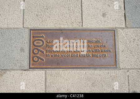 1066 plaque sur le trottoir à Southampton en montrant la connexion de la ville avec l'Italie Normandie Banque D'Images