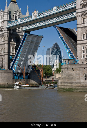 Bateau à voile passant sous la liste de grade 1 Ouvrez le Tower Bridge avec le Gherkin en arrière-plan Londres Angleterre Europe Banque D'Images