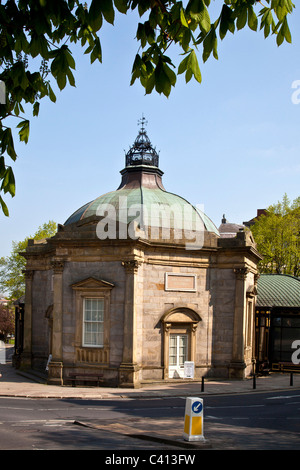 Le Royal Pump Room Museum, le centre-ville de Harrogate, Yorkshire du nord au printemps Banque D'Images