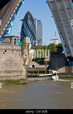 Bateau à voile passant sous la liste de grade 1 Ouvrez le Tower Bridge avec le Gherkin en arrière-plan Londres Angleterre Europe Banque D'Images