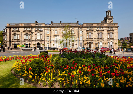 Le Crown Hotel, centre-ville de Harrogate, Yorkshire du nord au printemps Banque D'Images