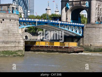 Barge de conteneurs de fret passant sous le Tower Bridge Londres Angleterre Europe Banque D'Images