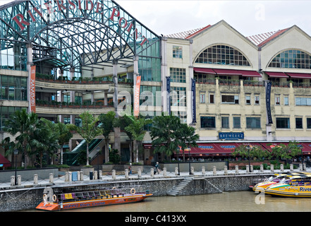 Brewerkz Restaurant et brasserie à la Riverside Point près de Clarke Quay avec les taxis sur la rivière Rivière Singapour République de Singapour Banque D'Images