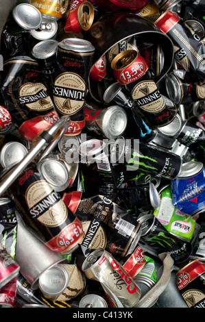 Un assortiment de boîtes de bière d'étain en attente de recyclage, UK Banque D'Images
