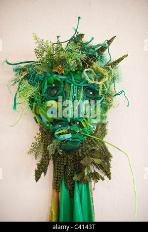 Un homme vert - Art sculpture face portrait fait à partir de déchets en plastique trouvé sur la plage de Borth Wales UK Banque D'Images