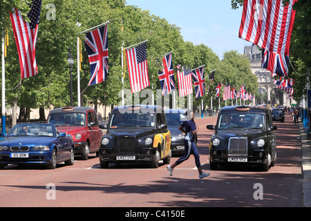 Des taxis dans le centre commercial avec des drapeaux au Royaume-Uni et aux États-Unis à l'occasion de la visite du Président Obama Banque D'Images