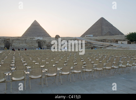 Chaises attendent les touristes pour le spectacle son et lumière sur les grandes pyramides de Gizeh, Le Caire Banque D'Images