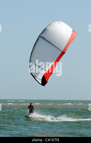 Un kite surfer en action dans la mer à Exmouth dans le Devon Banque D'Images