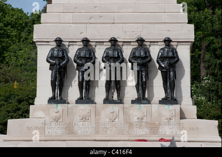 Les Gardes Memorial, St James Park, Londres, Angleterre. Le sculpteur Gilbert Ledward avait les chiffres exprimés à partir d'un canon capturé. Banque D'Images