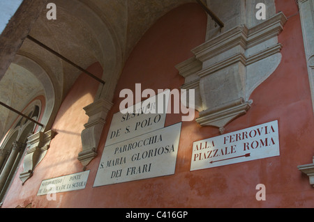 Les plaques de rue sestier de quartier de San Polo Venise Italie Europe Banque D'Images