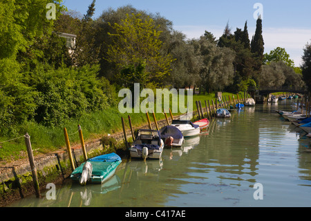 Canal avec les habitants des bateaux amarrés dans quartiere Sant Elena dans quartier Castello Venise Italie Europe Banque D'Images