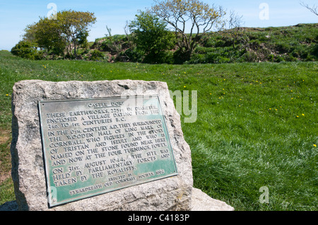 Signe d'interprétation au Château Dore hill fort, le site de la bataille de la guerre civile à Cornwall Lostwithiel Banque D'Images