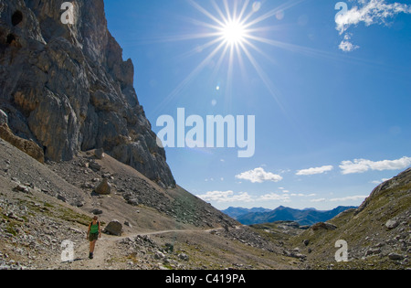 Walker au-dessus de la Fuente de los Picos de Europa Mountains, Asturies Banque D'Images