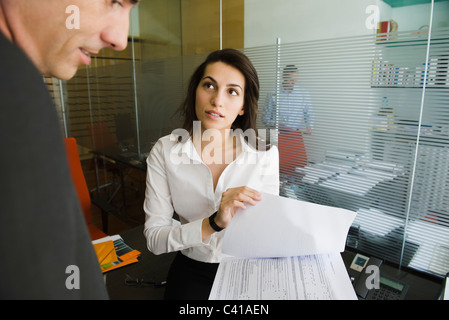 L'examen du document avec collègue Banque D'Images