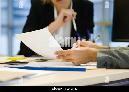 La direction de l'examen du document, cropped Banque D'Images