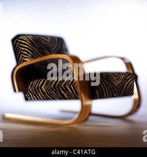 Bois de bouleau 400 fauteuil conçu par designer finlandais Alvar Aalto Banque D'Images