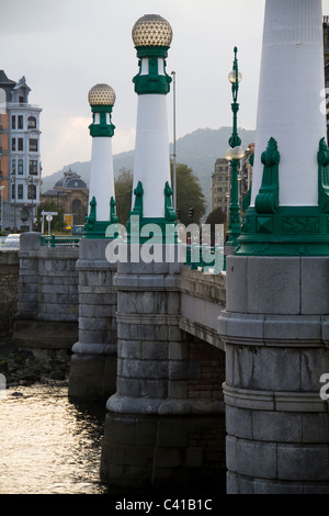 Pont de Zurriola, à San Sebastian Banque D'Images