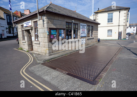 Isles of Scilly Steamship Company et pont-bascule Pont-bascule bureau à Penzance, Cornwall, UK. Banque D'Images