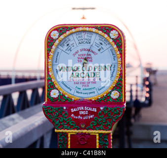 Balances antiques sur l'entrée de la jetée de Southport, dans le Lancashire, Angleterre Banque D'Images