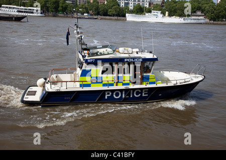 La force de police maritime patrouille en bateau sur la Tamise à Londres. Banque D'Images