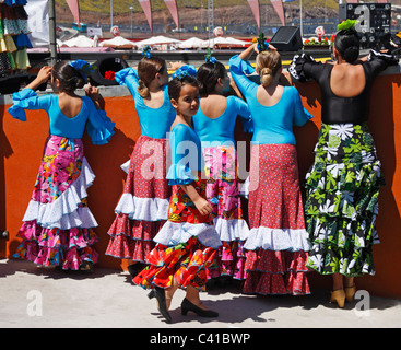 Les jeunes danseuses danseur de regarder dans les coulisses de la Feria de Abril. Espagne Banque D'Images