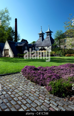 Tourné au printemps de la Distillerie de Strathisla, avec fleurs de printemps, dans la région de Keith, Banffshire, Ecosse (Moray) Banque D'Images