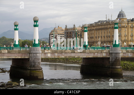 Le pont de Zurriola à San Sebastian Banque D'Images