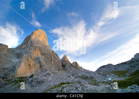 Le Refugio de Vega d'Urriellu, sous Picu Urriellu Naranjo de Bulnes. Picos de Europa, Asturies Banque D'Images