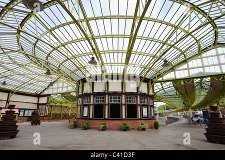 Le bureau de vente des billets et des plates-formes à Wemyss Bay railway station, Wemyss Bay, Ayrshire, Ecosse. Cette station est une catégorie une b Banque D'Images