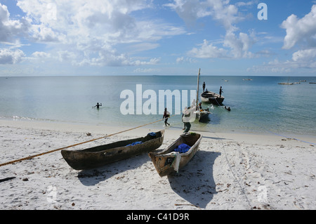 Les pêcheurs débarquent leurs pirogues à 'Ras Mbisi' sur la côte de l'île de Mafia, Tanzanie Banque D'Images