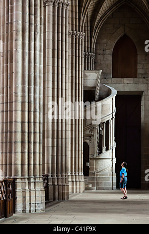 Femme à la recherche jusqu'aux colonnes à Limoges Cathédrale Saint-Étienne de Limoges) France Banque D'Images