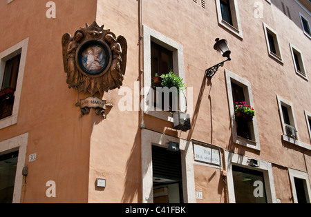 Ave Maria peinture avec cadre en bois décoré sur coin de rue et maison traditionnelle italienne dans [ Rome Italie) Banque D'Images